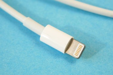 Cep telefonu beyaz kabloyu şarj ediyor, usb şarj eklentileri