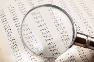 Büyüteç ve şekilli belge, büyüteçle şifrelenmiş veri. Şifre şifreleme kodu veya veri