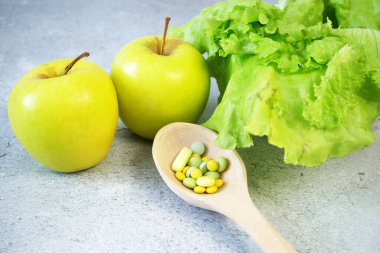 sağlıklı yiyecekler (sebzeler, meyveler) hap konseptine karşı, yakın plan