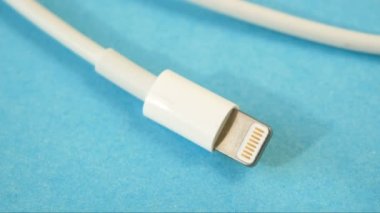 Cep telefonu beyaz kabloyu şarj ediyor, USB şarj prizleri, kapatma