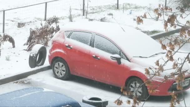 Carros Estacionados Cobertos Neve Tempestade Cidade Vista Superior Close — Vídeo de Stock