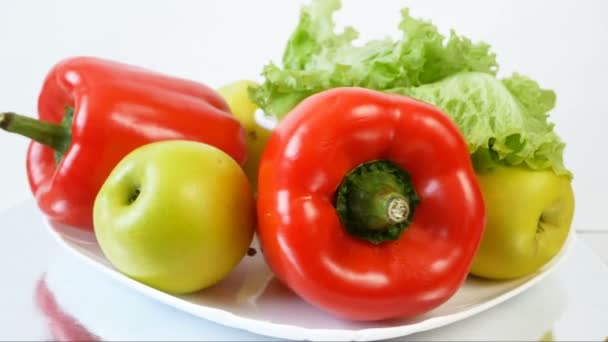 Pimiento Rojo Dulce Manzana Lechuga Plato Blanco Sobre Blanco Rotación — Vídeos de Stock