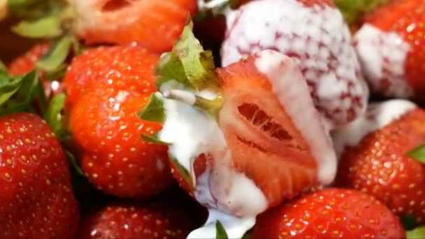 ジューシーな新鮮なおいしいイチゴ トップビュー 回転360度 クローズアップ — ストック動画