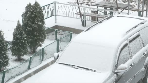 Geparkeerde Auto Bedekt Met Sneeuw Storm Stad Bovenaanzicht Close — Stockvideo