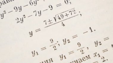 Büyüteç kağıt kitaptaki matematiksel formülleri artırır. İş konsepti. Okul eğitimi ve mezuniyet konsepti.