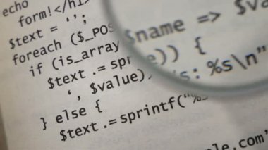 Büyüteç kağıt kitaptaki programlama kodunu arttırır. yazılım geliştirme kavramı.