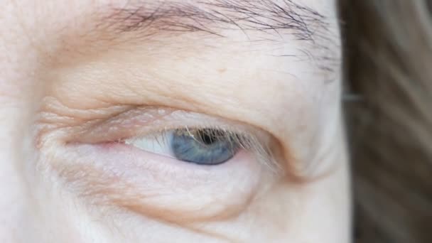 ženské oko středního věku s pokleslým víčkem. Ptosis je svěšené horní víčko, líné oko. Kosmetologie a obličejový koncept, první vrásky