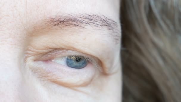 中年女性の目にはまぶたが垂れています ポチ症は 上まぶた 怠惰な目の垂れです 化粧品と顔のコンセプト 最初のしわ — ストック動画