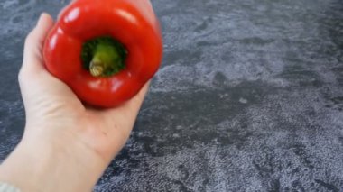 sağlıklı yiyecekler (sebzeler, meyveler) hap konseptine karşı, yakın plan
