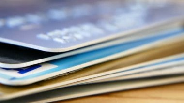 Tahta arka planda büyük banka kartları yığını