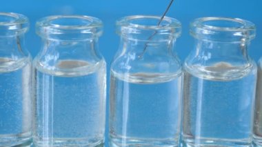 çok sayıda covid-19 Coronavirus aşısı, üretim ilacı aşısı, yakın çekim