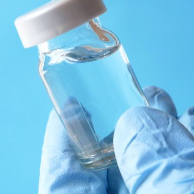 Covid-19 Coronavirus aşısı, üretim ilacı aşısı, yakın çekim.