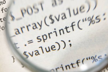 Büyüteç kağıt kitaptaki programlama kodunu arttırır. yazılım geliştirme konsepti. & Kapat