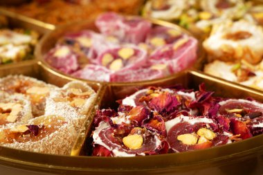 Fındıklı Doğu tatlıları, şekerler, arka plandaki tarihler, yakın plan.