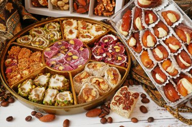 Fındıklı Doğu tatlıları, şekerler, arka plandaki tarihler, yakın plan.