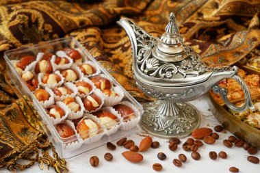 Fındıklı Doğu tatlıları, şekerler, arka plandaki tarihler, yakın plan.