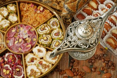 Fındık, şeker, metal vazo, çay, ahşap arka planda tarihler, yakın plan.