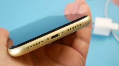 Cep telefonu beyaz kabloyu şarj ediyor, USB şarj prizleri, kapatma