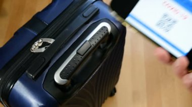 Bir cep telefonundaki aşı pasaportu elde seyahat olanağı sağlıyor. Coronavirus Covid 'e karşı aşı 19.Dokunulmazlık veya Sağlık pasaportu, yakın plan.