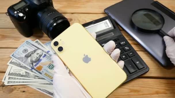 Mobiele Telefoon Digitale Camera Laptop Geld Winkel Met Fotografische Apparatuur — Stockvideo