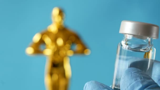 ハリウッド ゴールデン オスカー アカデミー賞を受賞し 青い背景にワクチン中毒者のコロナウイルスと手袋を手に入れました 成功と勝利の概念 コロナウイルスの時間概念におけるオスカー式 — ストック動画