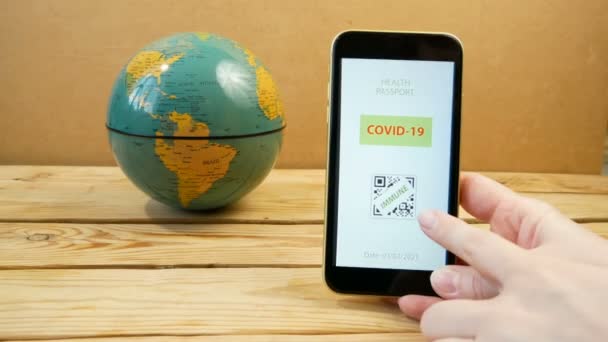 Impfpass Auf Einem Mobiltelefon Der Reisen Der Hand Erlaubt Impfung — Stockvideo