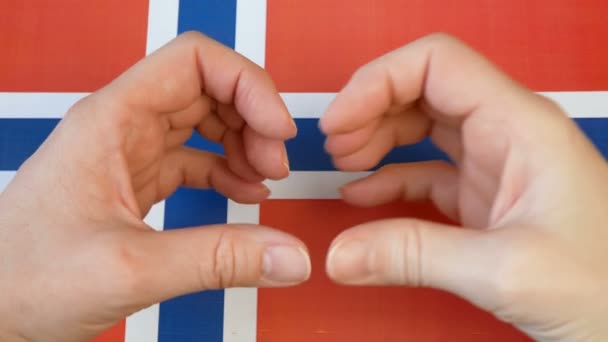 我爱挪威手放在挪威国旗的背景上让人心动 挪威宪法日 5月17日 — 图库视频影像