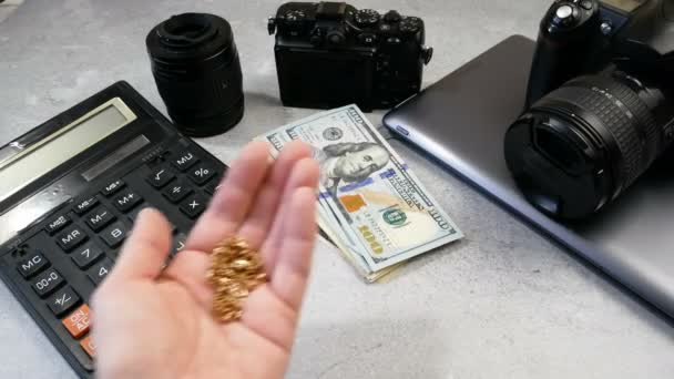 采购产品金项链 数码相机和钱 商店销售摄影设备 特写镜头 — 图库视频影像