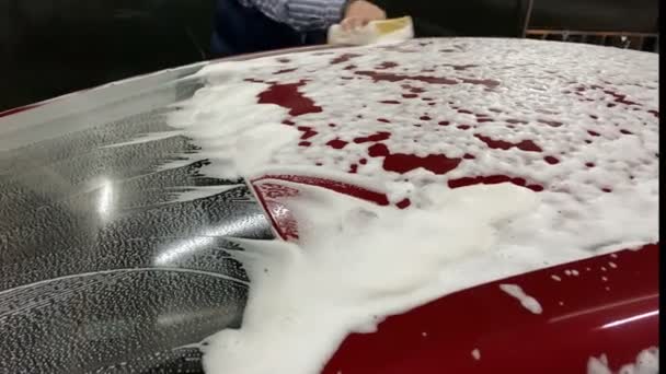 Lavagem Carro Vermelho Limpeza Carro Usando Espuma Sabão Pressão Água — Vídeo de Stock