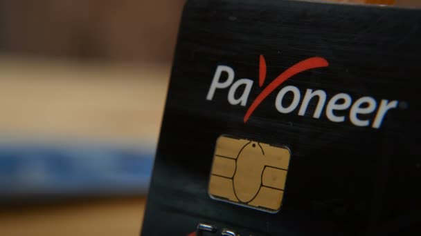 Prepaid Zahlungskarte Payoneer Hintergrund — Stockvideo