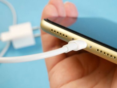 Cep telefonu beyaz kabloyu şarj ediyor, USB şarj prizleri, kapatma