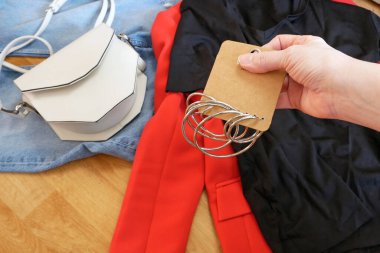 Modern daire küpeler, kadın modern kıyafetler, yakın plan.