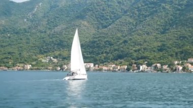 St. George, Karadağ, Kotor Körfezi yakınlarındaki yelkenli yelkenli ile Akdeniz manzarası çok güzel. Yakın çekim.