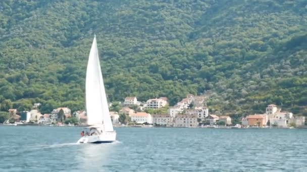 Piękny Śródziemnomorski Krajobraz Żaglówką Pływa Pobliżu Wyspy George Czarnogóra Kotor — Wideo stockowe