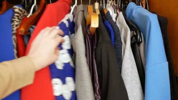 Vêtements Femme Modernes Grande Armoire Avec Des Vêtements Différents Affaires — Video