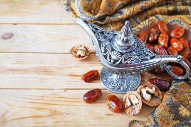 Fındık, şeker, metal vazo, çay, ahşap arka planda hurma.