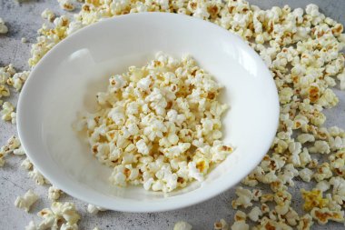 Beyaz kâse manzaralı lezzetli patlamış mısır.