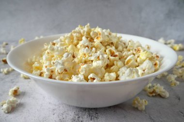 Beyaz kâse manzaralı lezzetli patlamış mısır.