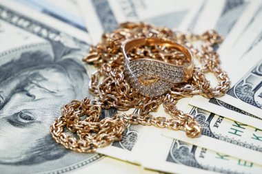 Altın mücevher ve para yığını, rehinci konsepti.