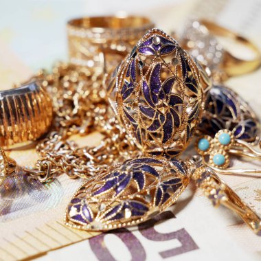 Altın mücevher ve para yığını, rehinci konsepti.