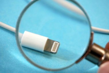 Cep telefonu beyaz kabloyu şarj ediyor, usb şarj eklentileri