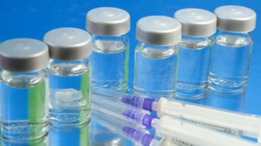 İtalya bayraklarında covid-19 'a karşı aşı içeren şişe ve şırıngalar, İtalya' da koronavirüse karşı aşı kavramı başlattı