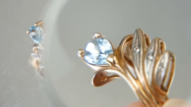 Mão Leva Brinco Com Grande Topázio Azul Diamantes Brancos Redor — Vídeo de Stock