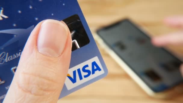 Una Mano Prende Carta Credito Altra Mano Navigando Internet Shop — Video Stock