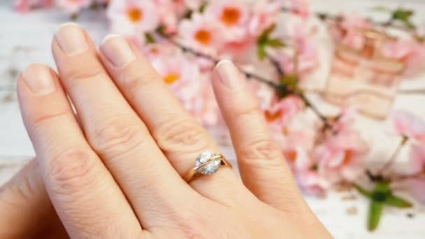 プレゼント箱の中の結婚指輪と木の花の枝春の時間の概念での結婚式クローズアップ — ストック動画