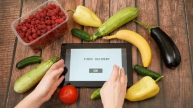 Organik sebzeler ve meyveler ve tablet bilgisayarı, çevrimiçi pazar, ev kavramında yeşil market teslimatı, yakın çekim