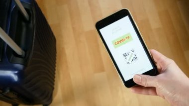 Bir cep telefonundaki aşı pasaportu elde seyahat olanağı sağlıyor. Coronavirus Covid 'e karşı aşı 19.Dokunulmazlık veya Sağlık pasaportu, yakın plan.