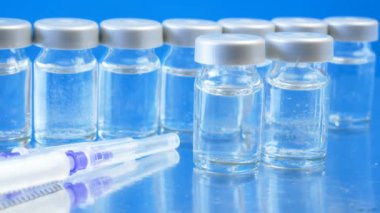 Covid-19 Coronavirus aşısı, üretim ilacı aşısı, yakın çekim.