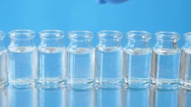 Covid-19 Coronavirus aşısı, üretim ilacı aşısı, yakın çekim.