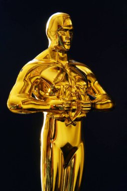 Hollywood Altın Oscar Akademisi ödül heykeli. Başarı ve zafer kavramı